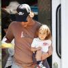 Matthew McConaughey et son fils Levi se promènent dans un bus de Malibu à Los Angeles le 30 avril 2010