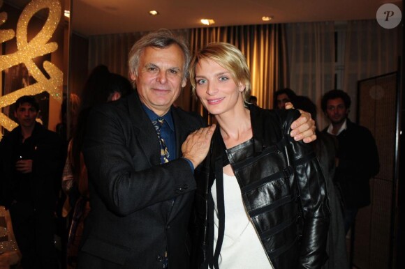 Henri Tullio au côté de Sarah Marshall lors de l'exposition Feeling de Henri Tullio dans la boutique Montblanc à Paris le 4 mai 2010