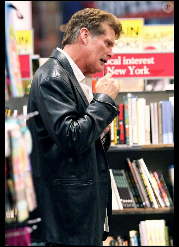 David Hasselhoff dans une librairie de New York le 4 ami 2010