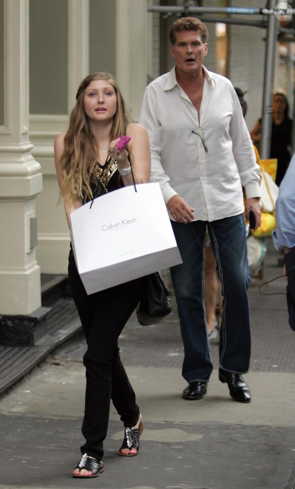 David Hasselhoff et sa fille Taylor Ann font un peu de shopping chez Calvin Klein dans le quartier de Soho à New York le 4 mai 2010