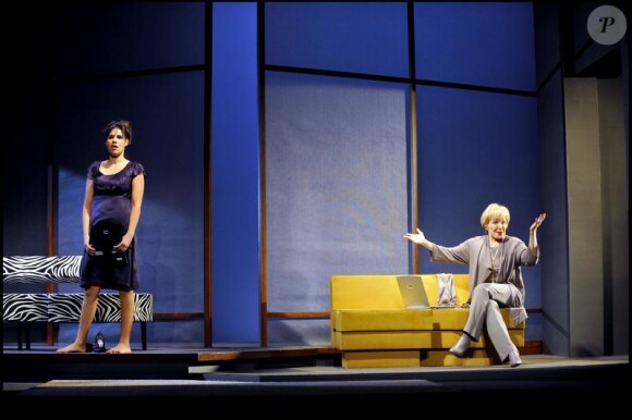 Nicole Croiseille et Margot Faure dans la pièce "Jalousie en trois mails" (4 mai 2010)