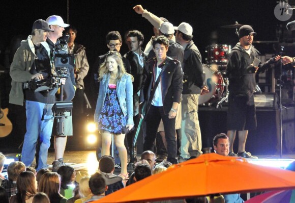 Kevin, Joe et Nick Jonas des Jonas Brothers en plein tournage de leur série Jonas au côté de la ravissante Nicole Anderson sur la plage le 5 mai 2010