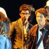 Kevin, Joe et Nick Jonas des Jonas Brothers en plein tournage de leur série Jonas au côté de la ravissante Nicole Anderson sur la plage le 5 mai 2010