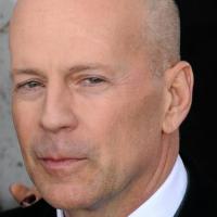 Bruce Willis se prend les pieds dans le tapis !