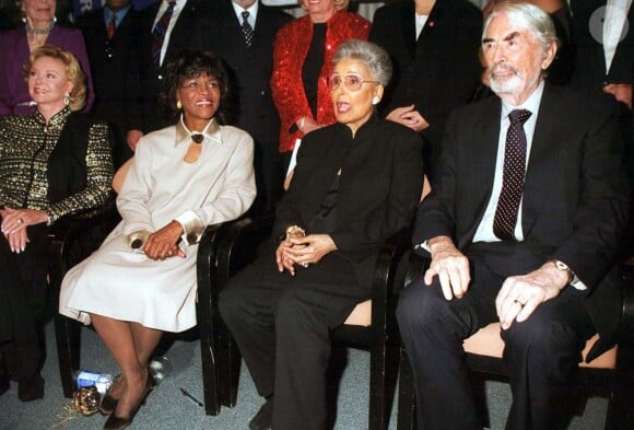 Lena Horne (première en partant de la droite) aux côtés de l'acteur Grégory Peck, à New York le 10 octobre 1999 !