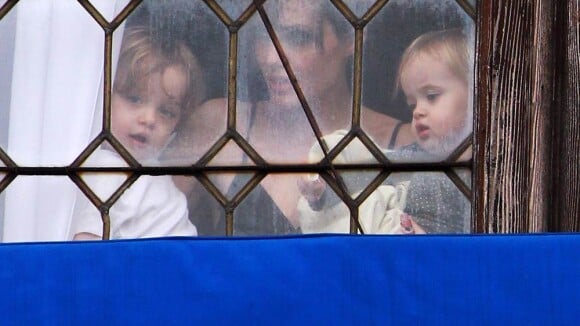 Même en plein tournage, Angelina Jolie trouve le temps de s'occuper de ses adorables jumeaux...