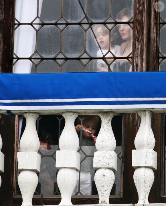 Angelina Jolie et ses jumeaux - Knox Leon et Vivienne Marcheline -, dans leur hôtel de Venise, le 5 avril 2010.