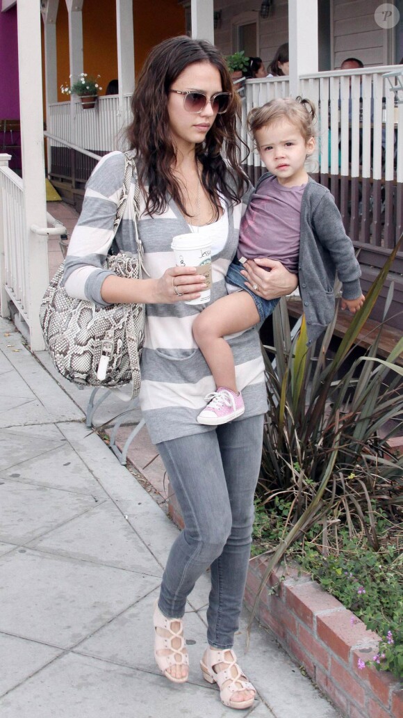 Jessica Alba et sa fille Honor à West Hollywood, le 10 mai 2010