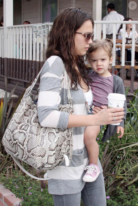 Jessica Alba et sa fille Honor à West Hollywood, le 10 mai 2010