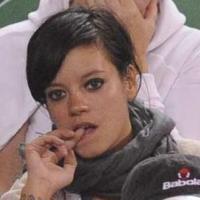 Quand Lily Allen fond en larmes à côté de Hugh Grant pour une histoire... de foot !