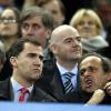 Le Prince Felipe d'Espagne et Michel Platini au match opposant l'Atletico Madrid à Fulham en finale de la coupe de l'UEFA