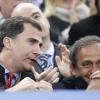 Le Prince Felipe d'Espagne et Michel Platini au match opposant l'Atletico Madrid à Fulham en finale de la coupe de l'UEFA