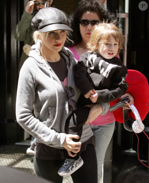 Christina Aguilera sort de son hôtel Mercer avec son fils Max Liron et son fils (pas sur les photos) dans le quartier de Soho à New York le 13 mai 2010
