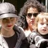 Christina Aguilera sort de son hôtel Mercer avec son fils Max Liron et son fils (pas sur les photos) dans le quartier de Soho à New York le 13 mai 2010