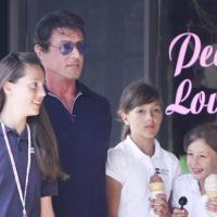 Sylvester Stallone, l'un des plus gros bras d'Hollywood, se transforme... en papa-poule avec ses filles !