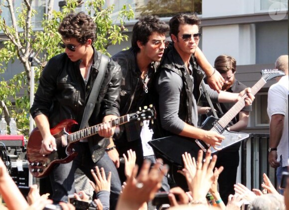 Les Jonas Brothers donnent un concert gratuit en plein air à Los Angeles, le samedi 15 mai.