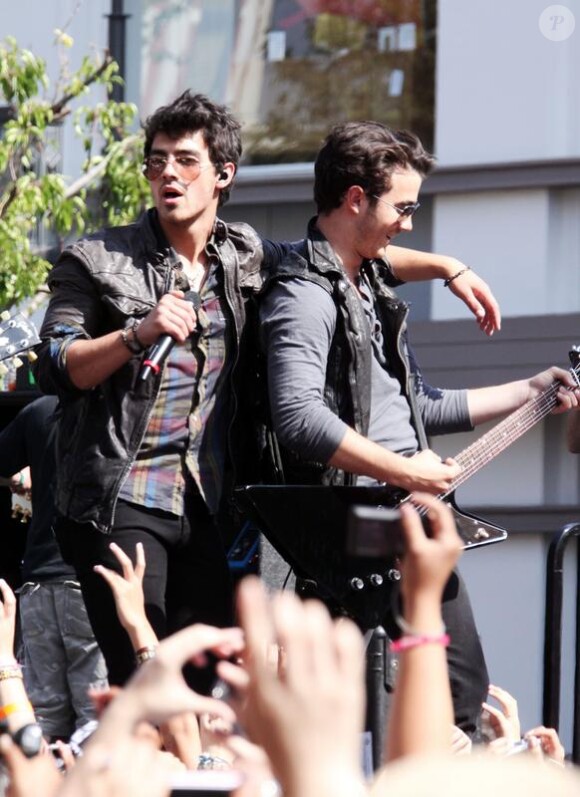 Les Jonas Brothers donnent un concert gratuit en plein air à Los Angeles, le samedi 15 mai.