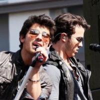 Jonas Brothers : regardez les services de sécurité de leur concert gratuit... totalement dépassés par une foule d'ados en transe !