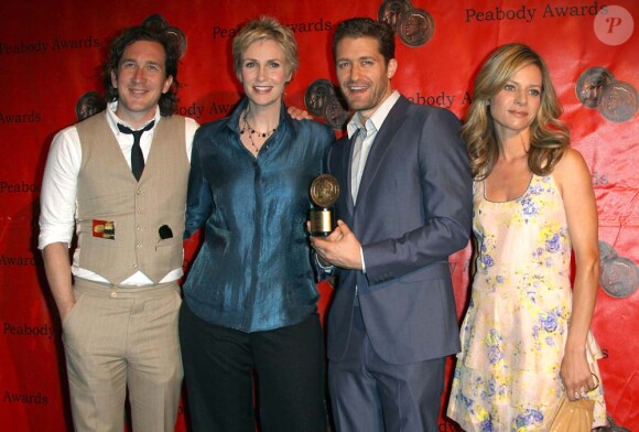Ian Brennan (créateur) et le casting de Glee - Jane Lynch, Matthew Morrison et Jessalyn Gilsig - aux 69e Peabody Awards à New York, le 17 mai 2010.