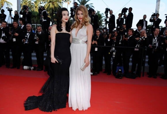 Doutzen Kroes et Fan Bingbing lors de la montée des marches pour le film Des Hommes et des Dieux de Xavier Beauvois, à l'occasion du Festival de Cannes, le 18 mai 2010