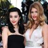 Doutzen Kroes et Fan Bingbing lors de la montée des marches pour le film Des Hommes et des Dieux de Xavier Beauvois, à l'occasion du Festival de Cannes, le 18 mai 2010