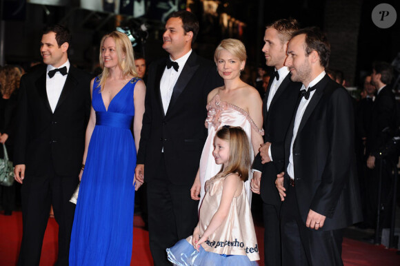 L'équipe de Blue Valentine avec notamment Michelle Williams, Ryan Gosling, Faith Waldyka et le réalisateur Derek Cianfrance lors de la montée des marches pour le film durant le 63e festival de Cannes le 18 mai 2010