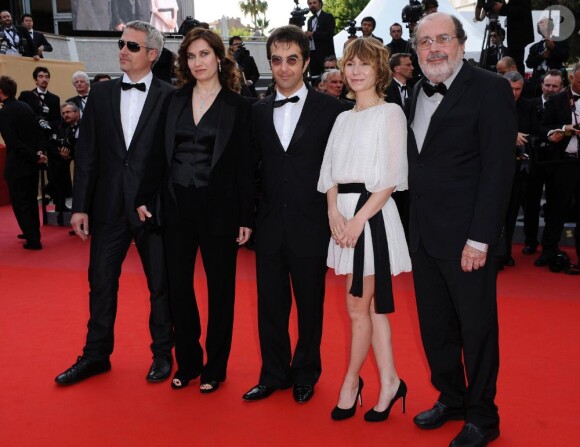 Le jury de Cinéfondation, dont Emmanuelle Devos, lors de la montée des marches, à l'occasion du 63e festival de Cannes. Projection du film Poetry, le 19/05/2010