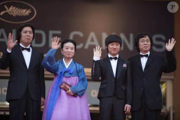 Yoon Jeong-hee, Lee David, mais également Lee Joondong entourent Lee Chang-Dong lors de la montée des marches, à l'occasion du 63e festival de Cannes. Projection du film Poetry, le 19/05/2010