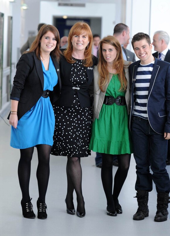 Le 19 mai 2010, Beatrice et Eugenie d'York, en présence de leur mère de Sarah Ferguson et du vainqueur de X-Factor Joe McElderry, inauguraient un centre de cancérologie pour les jeunes à Newcastle.