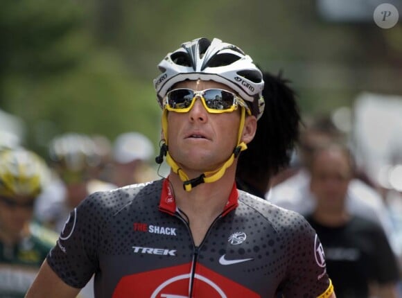 Lance Armstrong, victime d'une chute qui l'a contraint à abandonner dans le Tour de Californie, a réagi aux accusations de son ancien coéquipier Floyd Landis