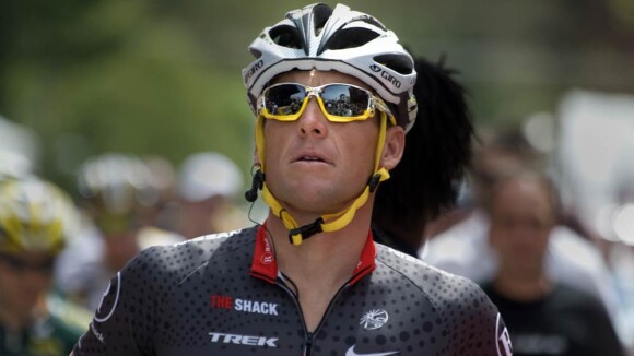 Lance Armstrong, blessé, répond aux accusations et enfonce Landis !