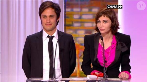 Gael Garcia Bernal et Emmanuelle Béart remettent la Caméra d'or durant le festival de Cannes, le 23 mai 2010