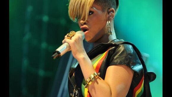 Rihanna met le feu en micro-short sous les yeux de la starlette Pixie Lott !