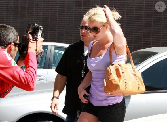 Britney Spears, aperçue mardi 25 mai, dans les rues de Los Angeles, en compagnie de son garde du corps.