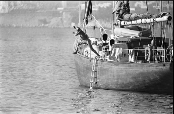Giovanni Agnelli plonge nu de son bateau au large de St Tropez en 1977