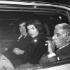 Aristote Onassis, Jackie Kennedy et Pierre Salinger allant à la Brasserie Lipp