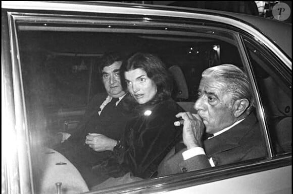 Aristote Onassis, Jackie Kennedy et Pierre Salinger allant à la Brasserie Lipp