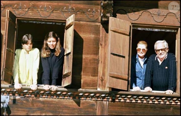 La famille royale de Monaco, Grace Kelly, Rainier III de Monaco et Stéphanie et Caroline de Monaco, le 19 février 1980 dans leur chalet de Gstaad