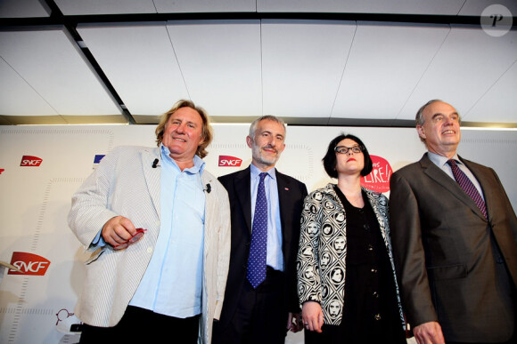Gérard Depardieu, Guillaume Pépy, Chloé Delaume et Frédéric Mitterrand lors du lancement de l'opération Passe-Livres depuis la gare Montparnasse à Paris le 26 mai 2010