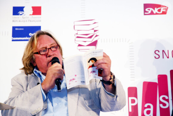 Gérard Depardieu lors du lancement de l'opération Passe-Livres depuis la gare Montparnasse à Paris le 26 mai 2010