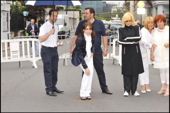 Isabelle Bouysse et Sylvie Vartan lors d'un concours de "pétanque molle" à Neuilly, le 29 mai 2010