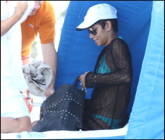 Halle Berry sur une plage à Miami, le 30 mai 2010