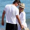 Nicollette Sheridan accompagnée de son chien et de son ami sur une plage de Malibu, le 30 mai 2010