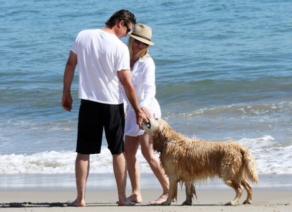 Nicollette Sheridan accompagnée de son chien et de son ami sur une plage de Malibu, le 30 mai 2010