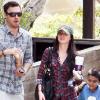 Megan Fox accompagnée de son amoureux Brian Austin Green et du fils de celui-ci lors d'une promenade en famille à Los Angeles
