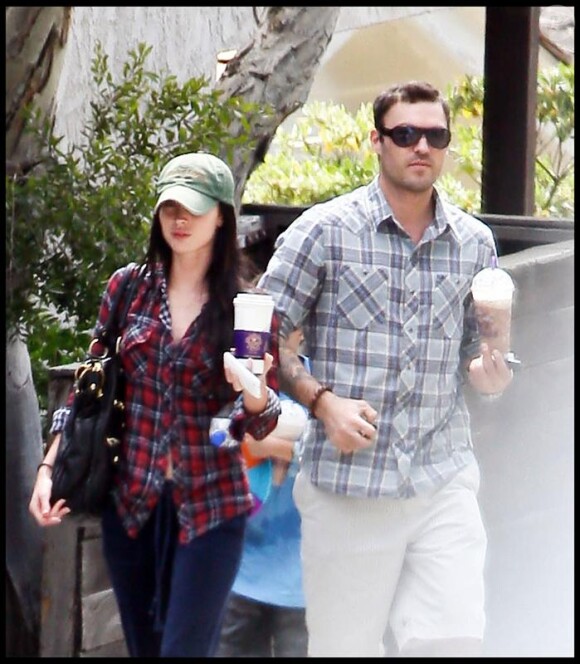 Megan Fox accompagnée de son amoureux Brian Austin Green et du fils de celui-ci lors d'une promenade en famille à Los Angeles