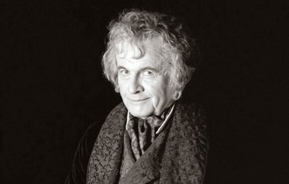 Ian Holm incarnait Bilbo dans la trilogie du Seigneur des Anneaux...