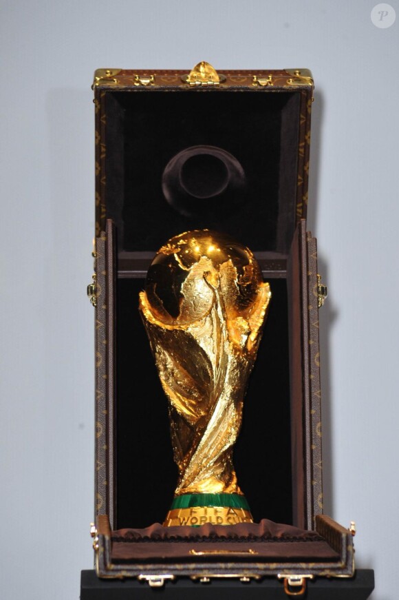 Présentation de la fameuse mallette qui  transportera la Coupe du Monde. Elle a été confectionnée par Louis  Vuitton. 1/06/2010