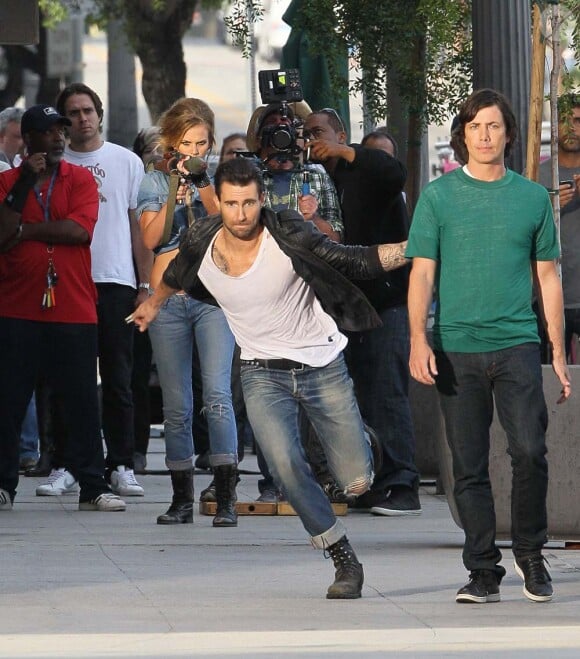 Tournage du clip Misery de Maroon 5 avec Adam Levine et sa copine Anne Vyalitsyna, mai 2010