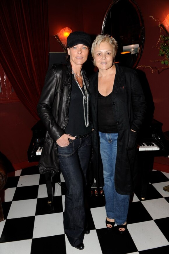 Muriel Robin et sa compagne Anne Le Nen lors de la soirée au China Club à Paris organisée par l'Hôtel de Luxe Huvafen Fushi Maldives pour la présentation du CD de l'Hôtel réalisé par le DJ Ravin le 1er juin 2010
